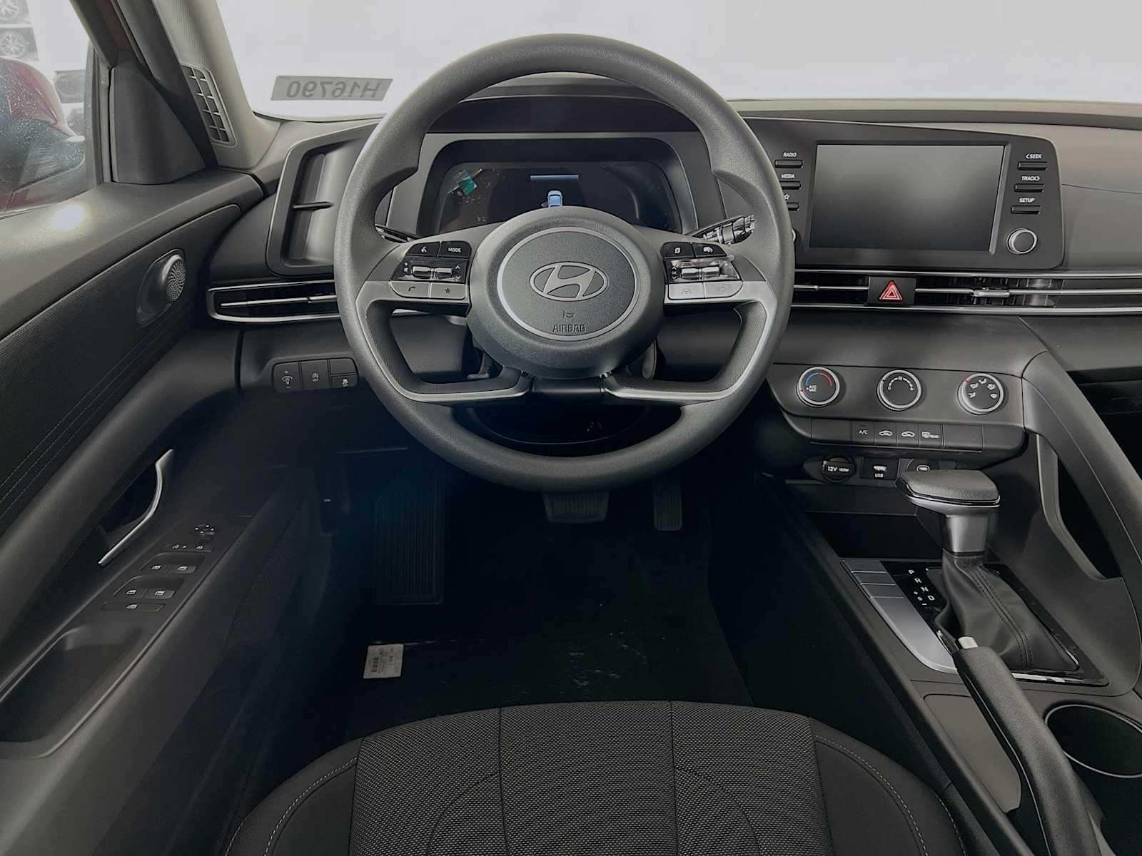 2025 Hyundai Elantra Essential - Photo 14