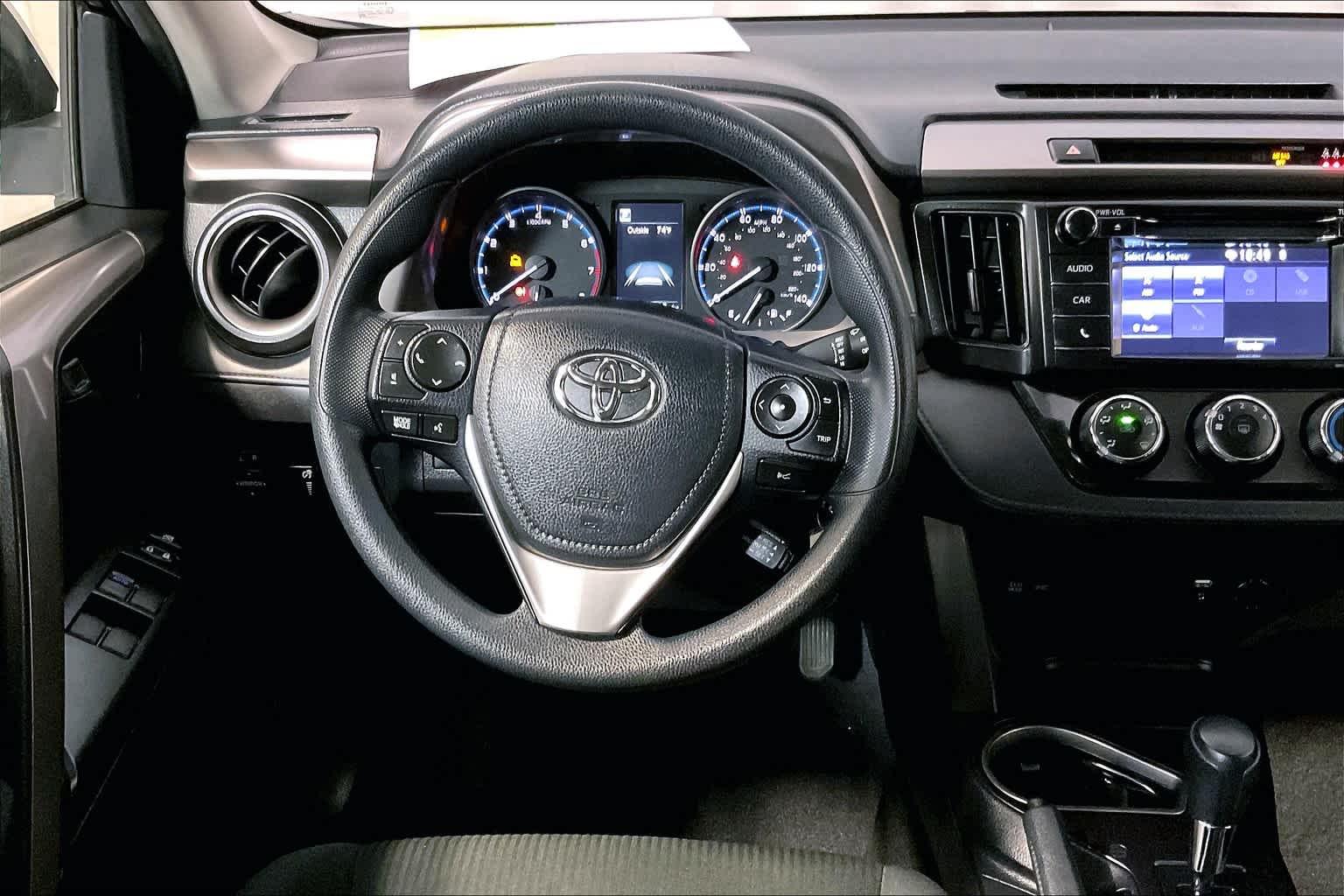 2018 Toyota RAV4 LE - Photo 16