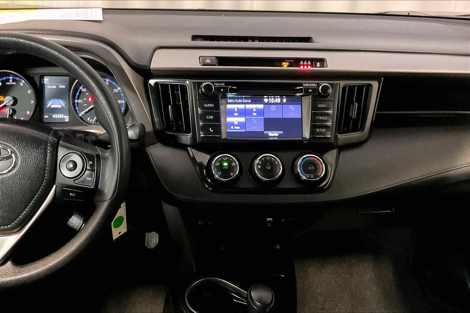 2018 Toyota RAV4 LE - Photo 17