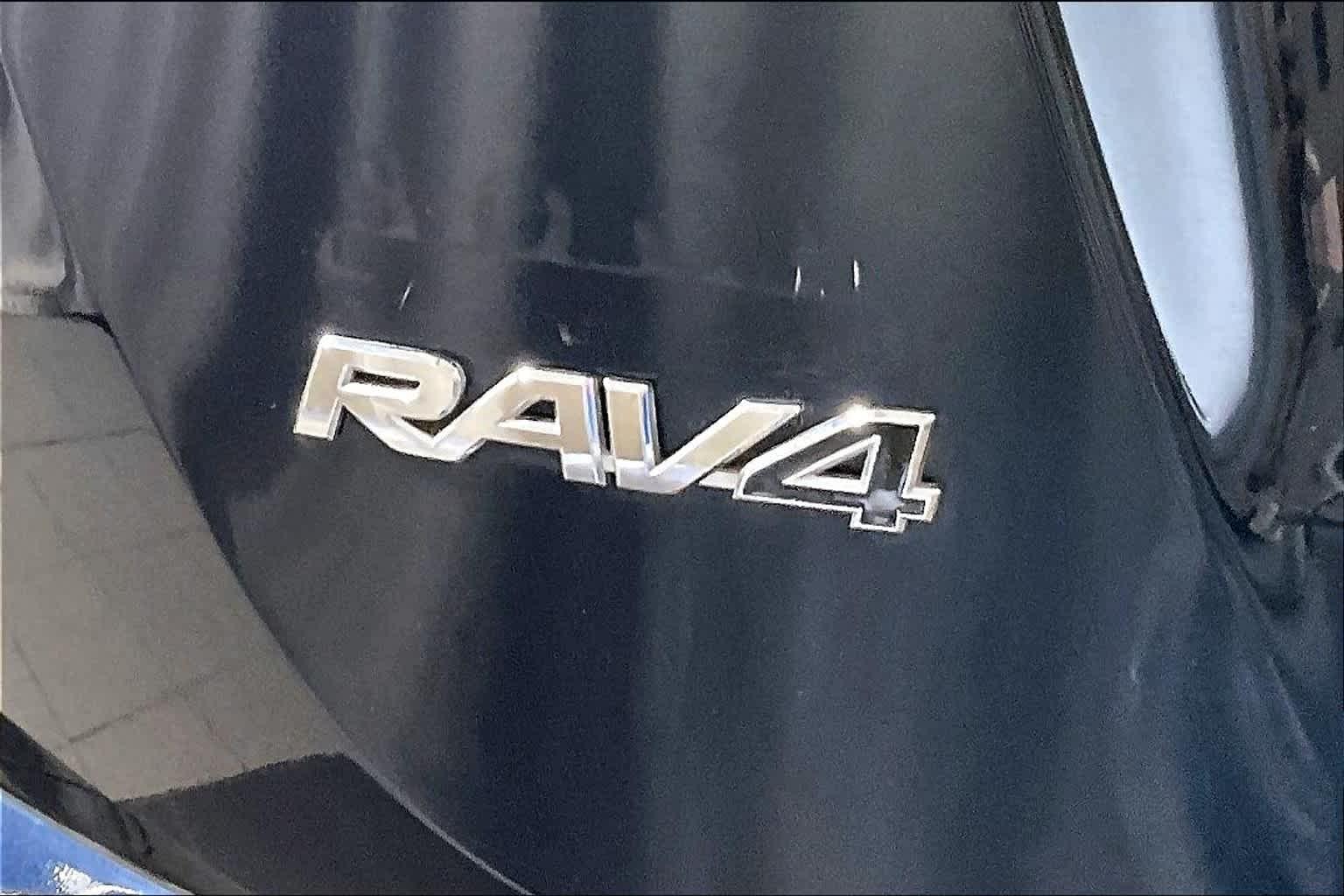 2018 Toyota RAV4 LE - Photo 27