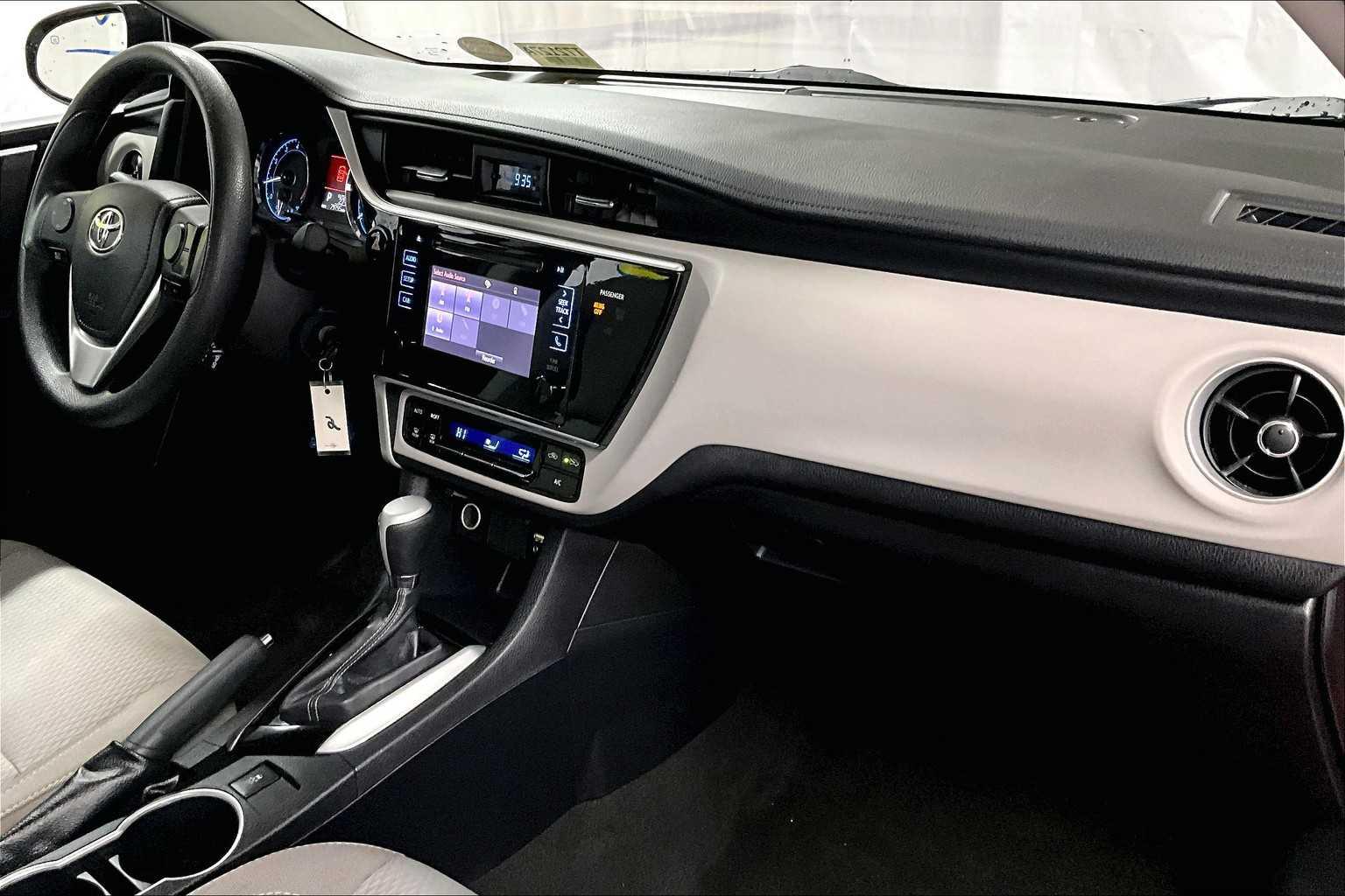 2017 Toyota Corolla LE - Photo 14