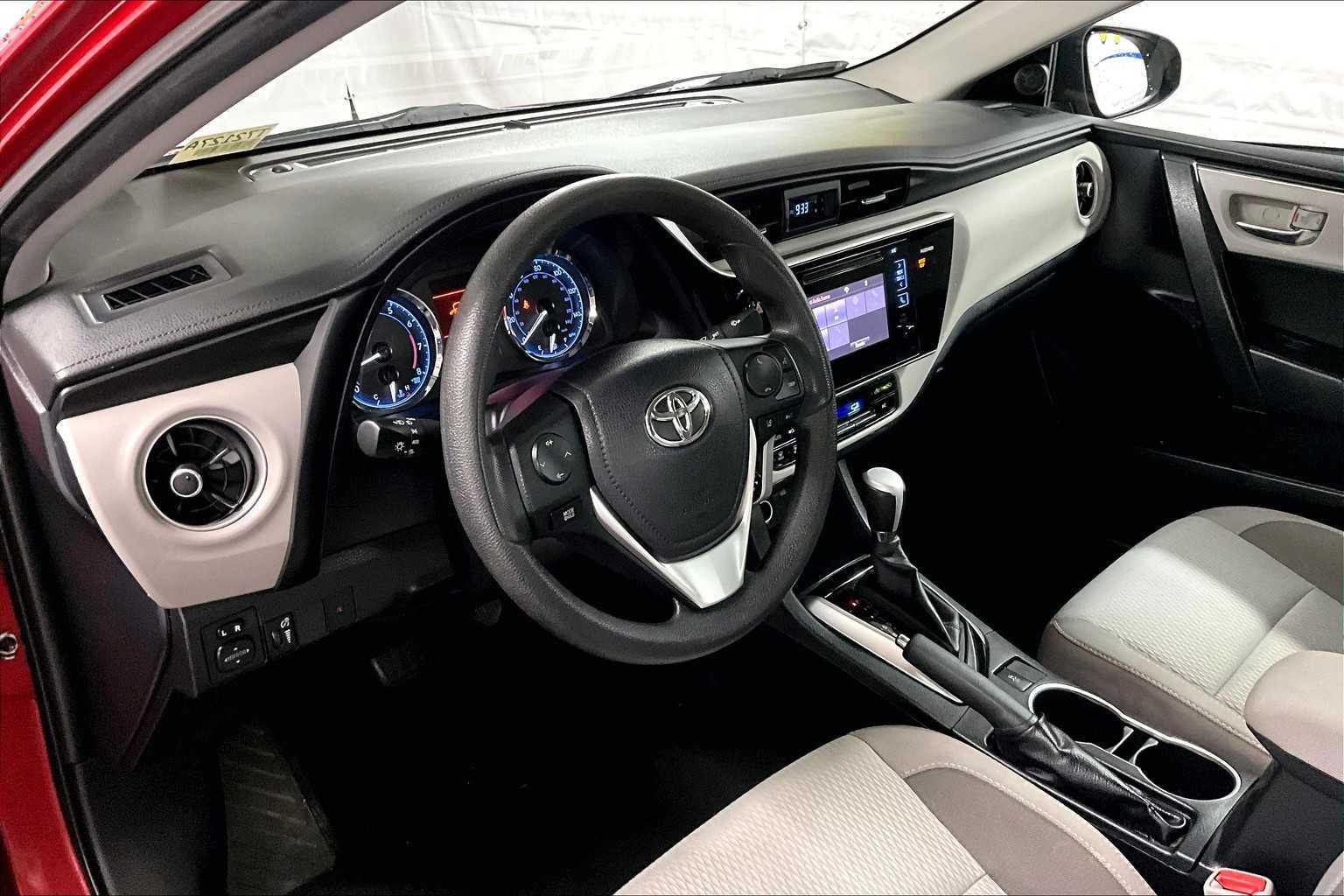 2017 Toyota Corolla LE - Photo 8