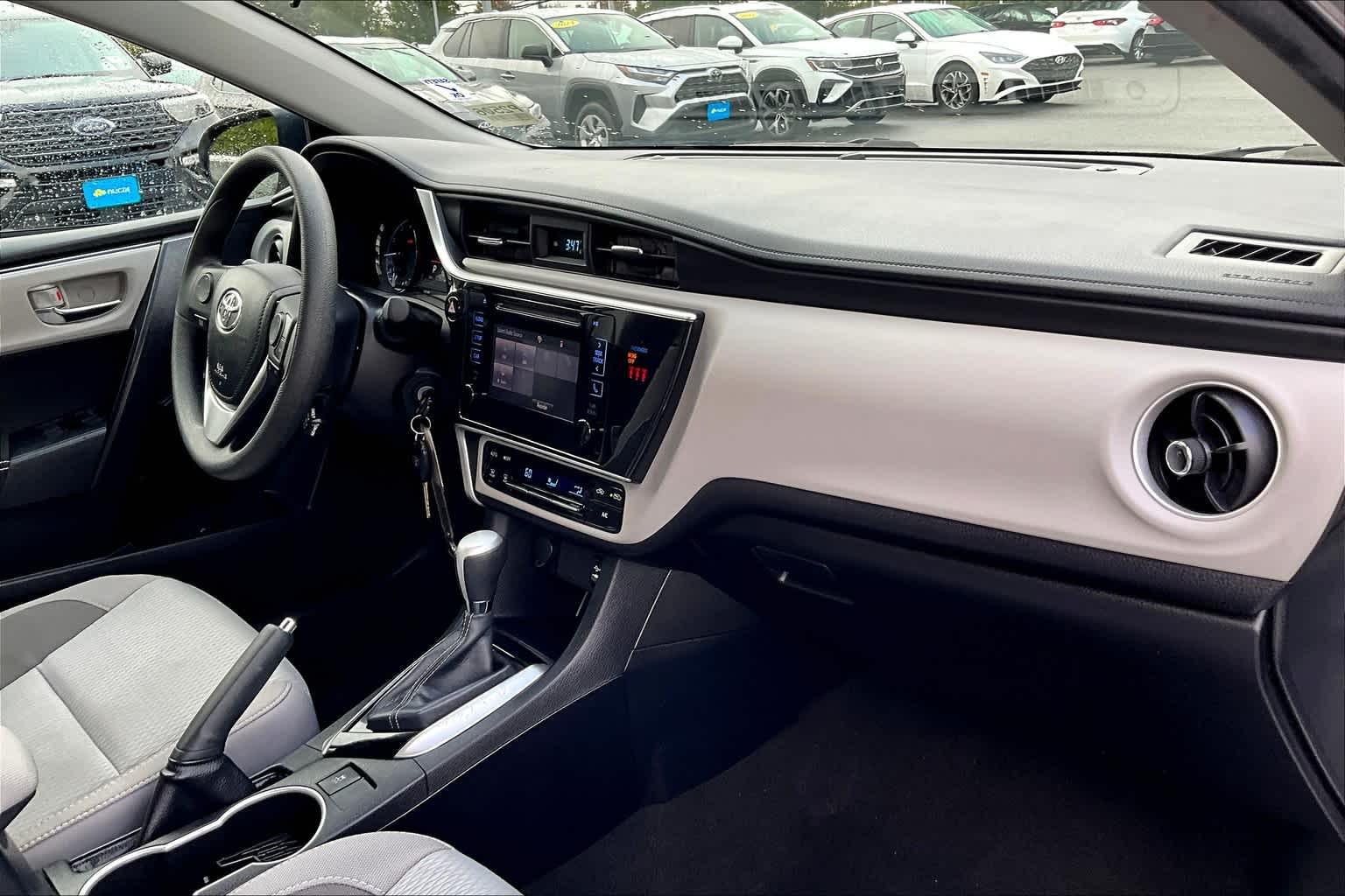 2019 Toyota Corolla LE - Photo 14