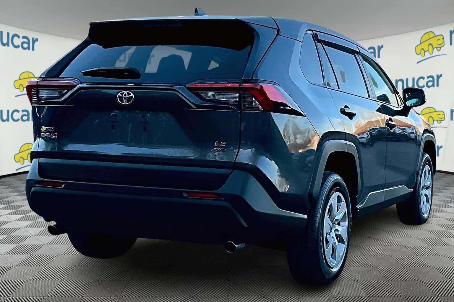 2022 Toyota RAV4 LE - Photo 6